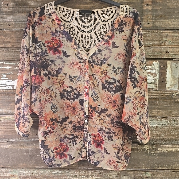 Jeans by Buffalo Floral Lace Accent Women's Top with crocheted back, Size L - Picture 1 of 5